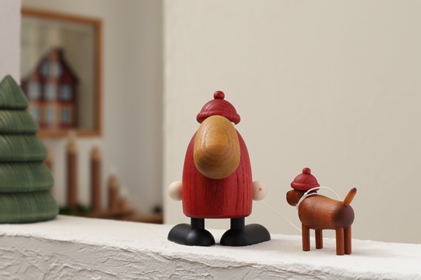 サンタと犬 – ドイツ・ザイフェンの木のおもちゃ seiffen