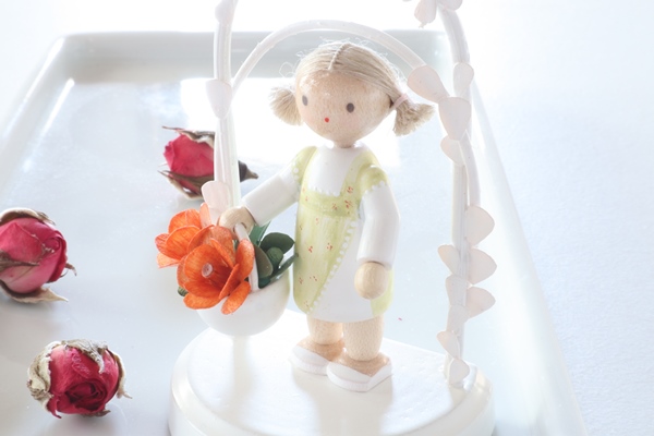 7月の女の子 バラのカゴ ドイツ ザイフェンの木のおもちゃ Seiffen