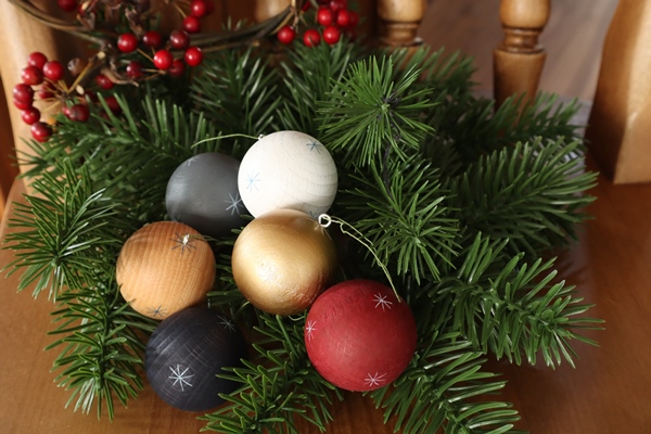 クリスマスツリーオーナメント 球l 白 ドイツ ザイフェンの木のおもちゃ Seiffen
