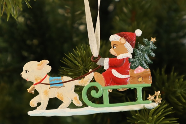 錫飾り 犬ゾリくまサンタ – ドイツ・ザイフェンの木のおもちゃ seiffen