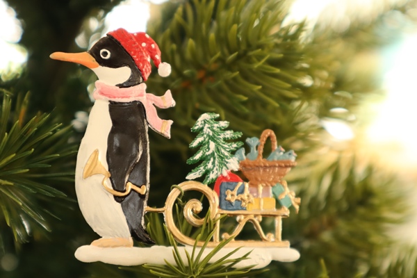 錫飾り ペンギンとソリ – ドイツ・ザイフェンの木のおもちゃ seiffen