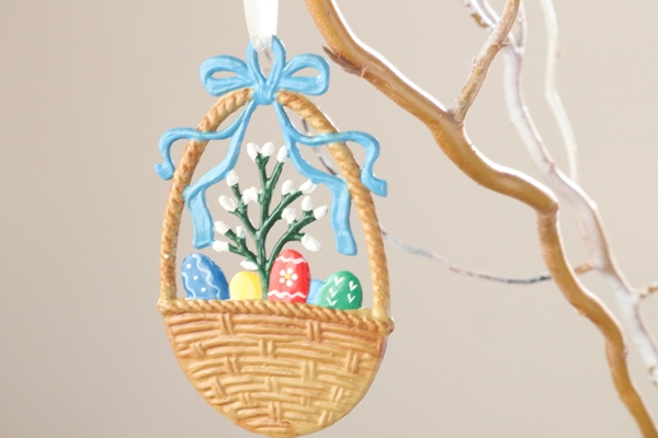 錫飾り イースターエッグのカゴ – ドイツ・ザイフェンの木のおもちゃ 