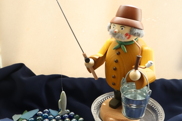 煙だし人形 SV魚つり – ドイツ・ザイフェンの木のおもちゃ seiffen