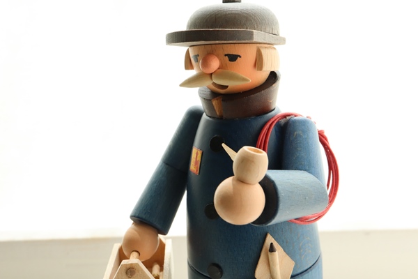 煙り出し人形 電気工事士 – ドイツ・ザイフェンの木のおもちゃ seiffen