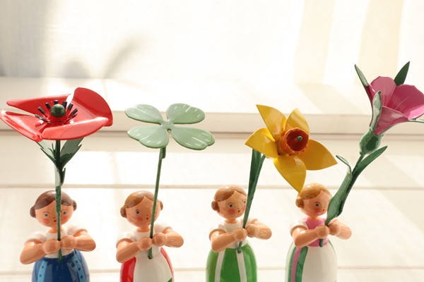 花を持つ少女ポピー – ドイツ・ザイフェンの木のおもちゃ seiffen