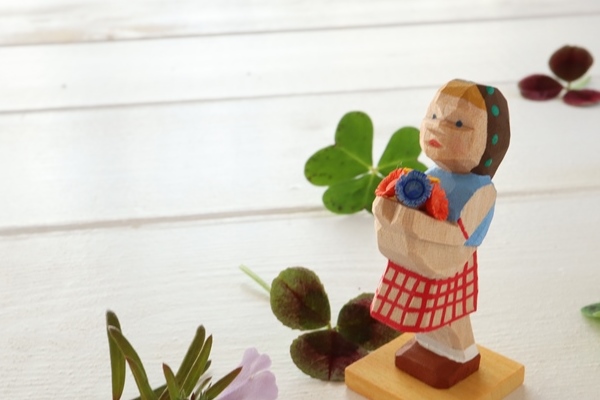 EH花を持つ女の子 赤チェック – ドイツ・ザイフェンの木のおもちゃ seiffen