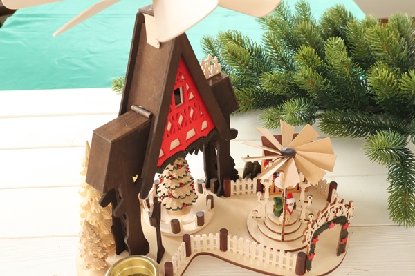 ピラミッド クリスマスマーケット – ドイツ・ザイフェンの木のおもちゃ 