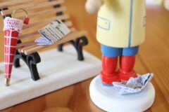 足元の船はベンチの新聞紙を使ったのかも